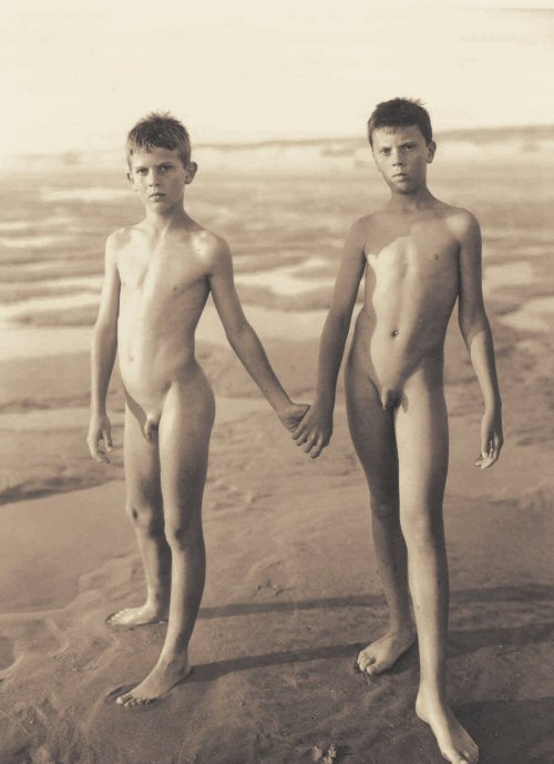 Am Meer, zwei Jungen © Jock Sturges Am Meer, zwei Jungen © Jock Sturges