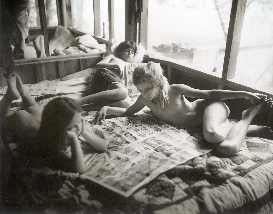 Beim Schmökern indoor: clothing optional © Sally Mann Beim Schmökern indoor: clothing optional © Sally Mann