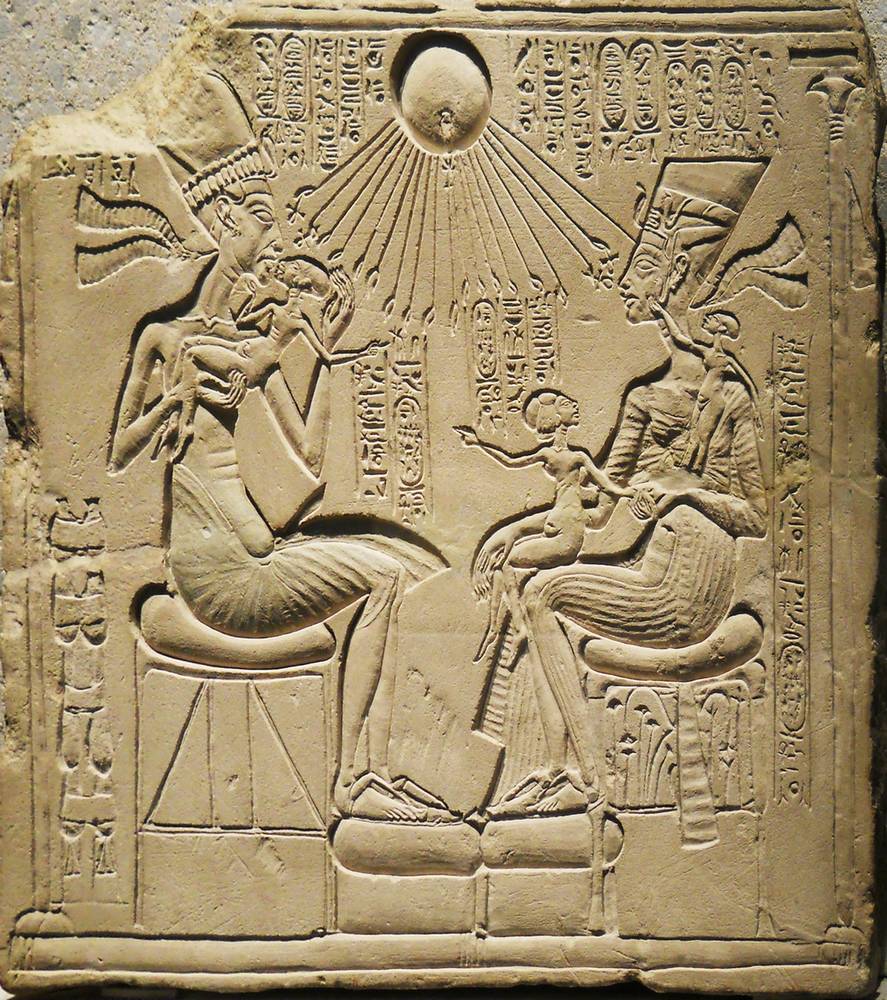Der ägyptische Sonnengott Aton lässt seine Hände an Strahlen herab auf Echnaton und Nofretete mit drei Kindern. Public Domain Der ägyptische Sonnengott Aton lässt seine Hände an Strahlen herab auf Echnaton und Nofretete mit drei Kindern. Public Domain