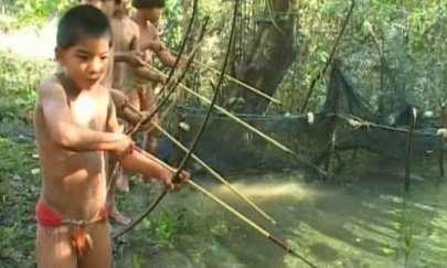 Yawalapiti-Jungen jagen Fische mit Pfeil und Bogen. Quelle: Usenet Yawalapiti-Jungen jagen Fische mit Pfeil und Bogen. Quelle: Usenet