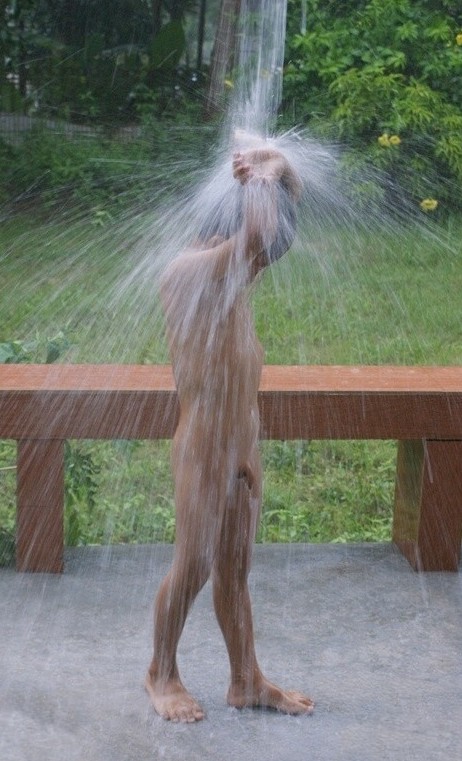 Nackt duschen Nackt duschen