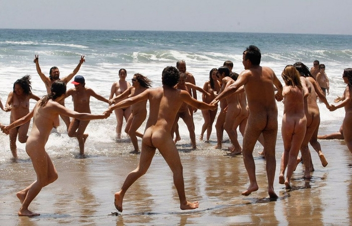 Nackt am Strand. Quelle: Usenet Nackt am Strand. Quelle: Usenet
