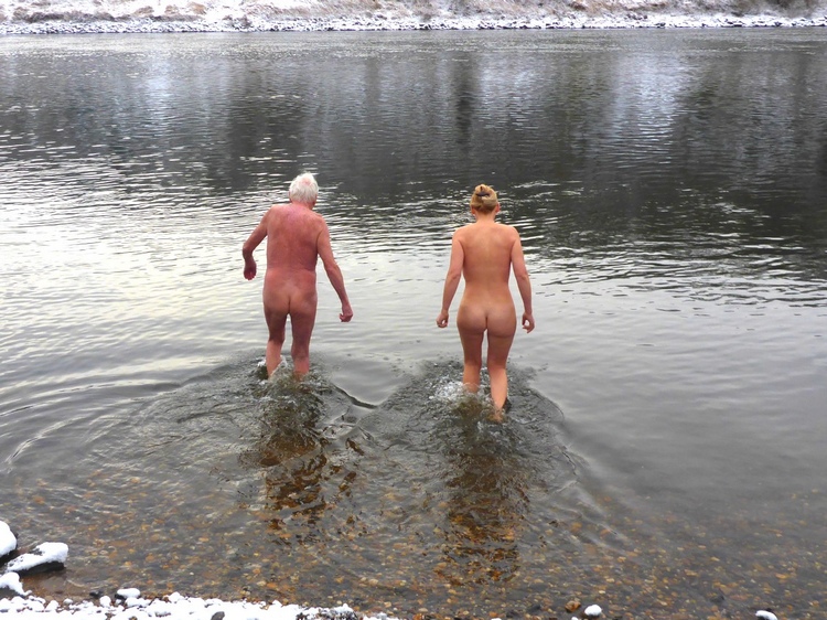 Albert nimmt ganzjährig ein Bad in der Elbe statt warm zu duschen